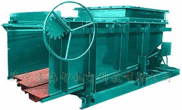 導(dǎo)料槽設(shè)有多個(gè)活動(dòng)式底板，底板在回程過程中可以承受物料所帶來的摩擦力