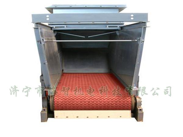 防腐蝕帶式（甲帶）給料機(jī)采用了防打滑膠帶，防止在物料輸送過(guò)程中造成撒料后果